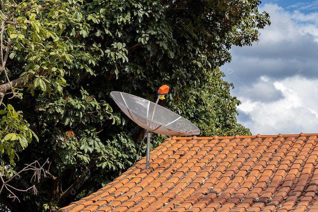 Antena parabólica para sinal de televisão analógica instalada no telhado