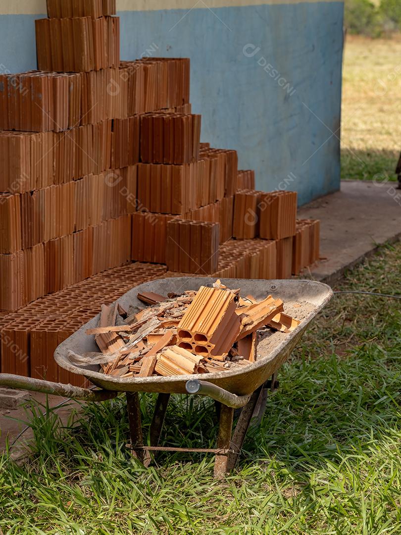 Carrinho de mão para transportar tijolos cerâmicos em construção