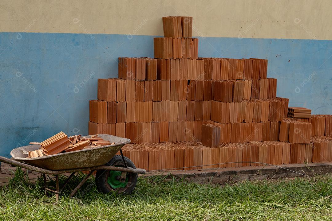 Carrinho de mão para transportar tijolos cerâmicos em construção