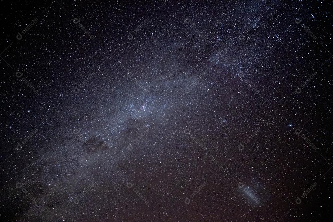 Panorama do céu noturno claro com estrelas e via láctea da via lacteat
