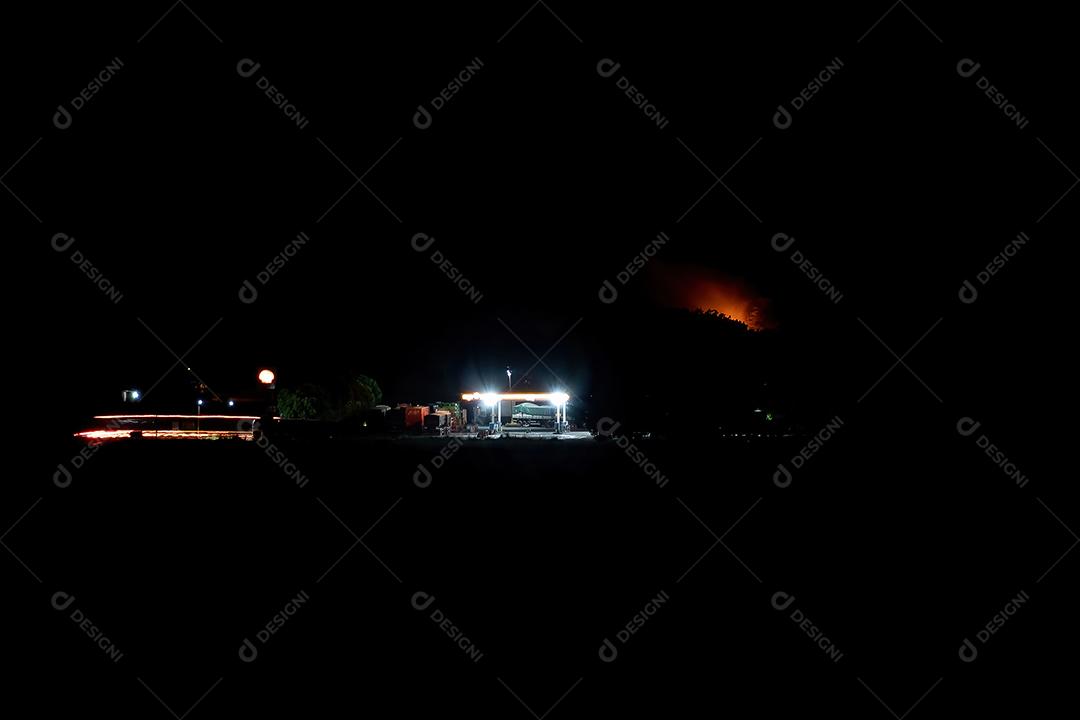 Incêndio próximo ao posto de gasolina quinta roda na zona rural de Cassilandia, MS à noite