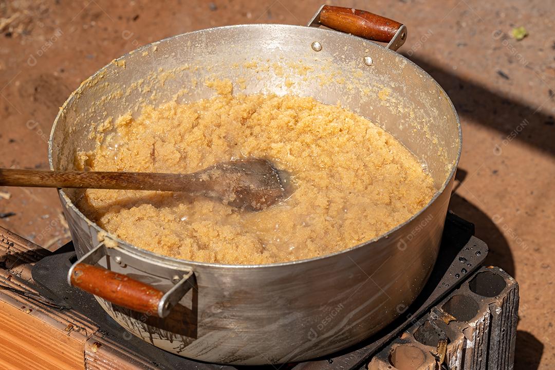 Produção de doce artesanal em fogão a lenha improvisado