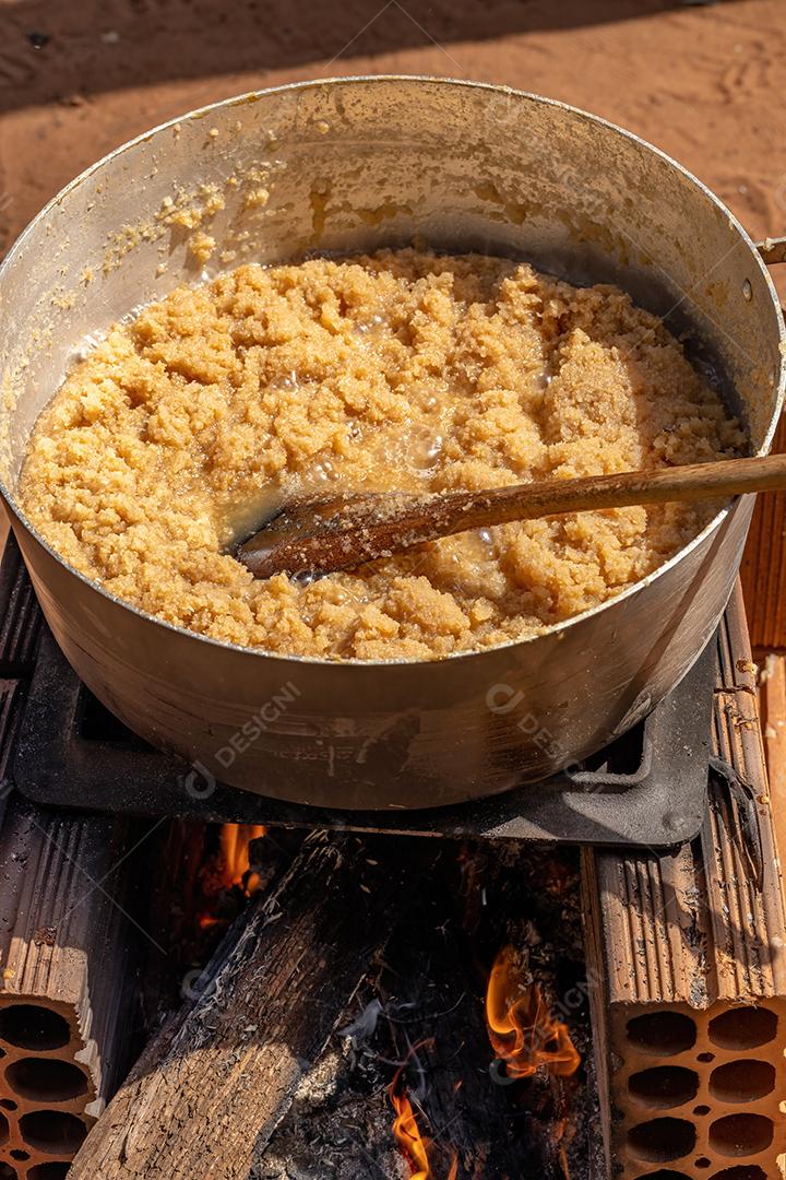 Produção de doce artesanal em fogão a lenha improvisado