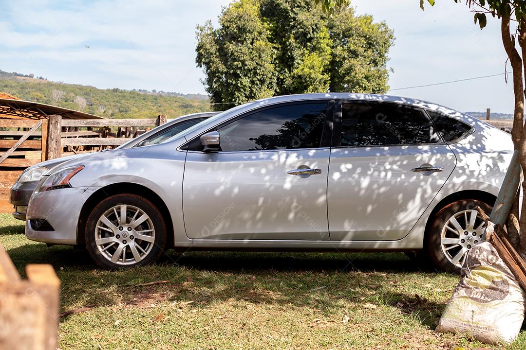 Carro sedã prata do modelo nissan sentra com colisão leve