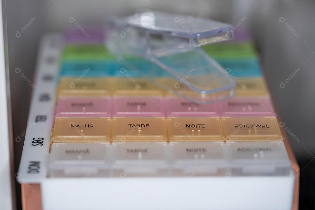 Organizador de medicina colorida com dias da semana