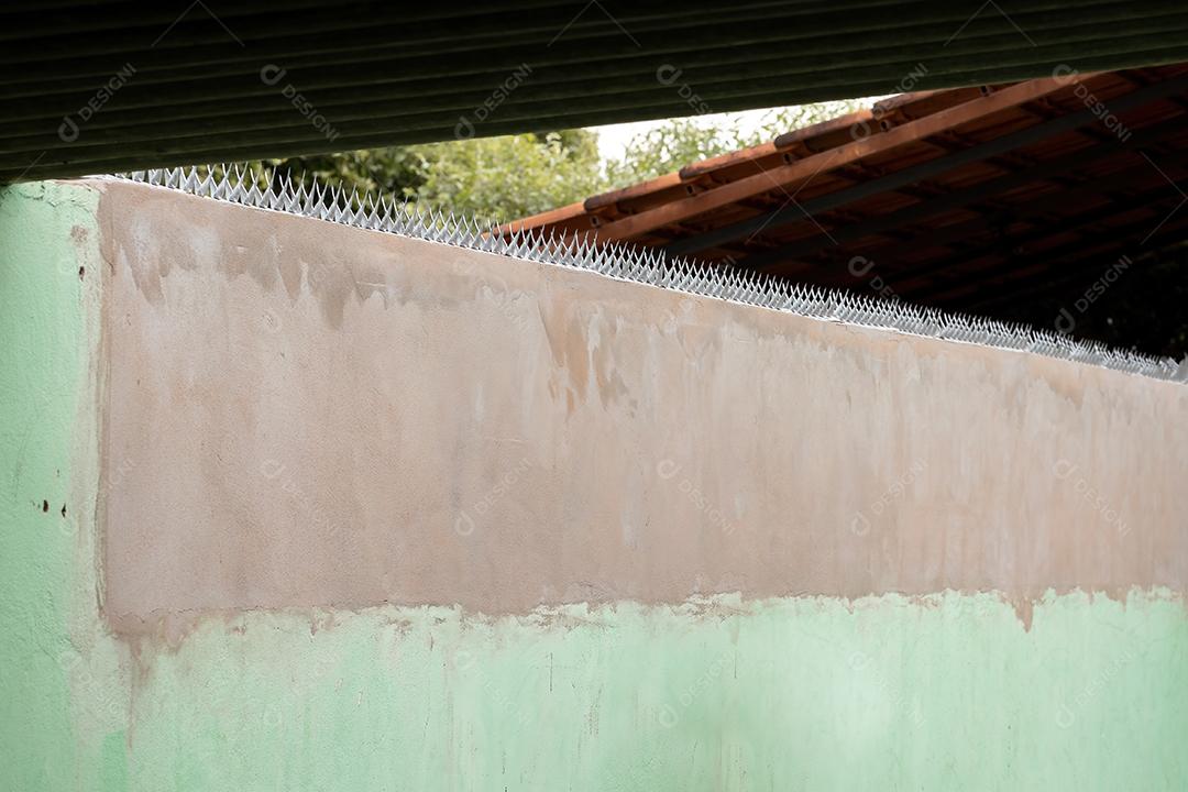 Mordentes afiados na parede para proteção residencial