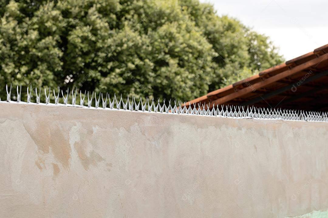 Mordentes afiados na parede para proteção residencial