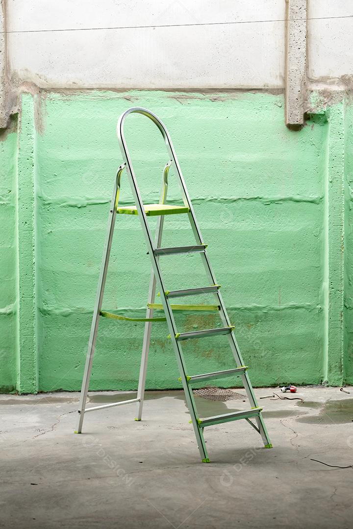 Escada dobrável de alumínio e plástico na cor verde