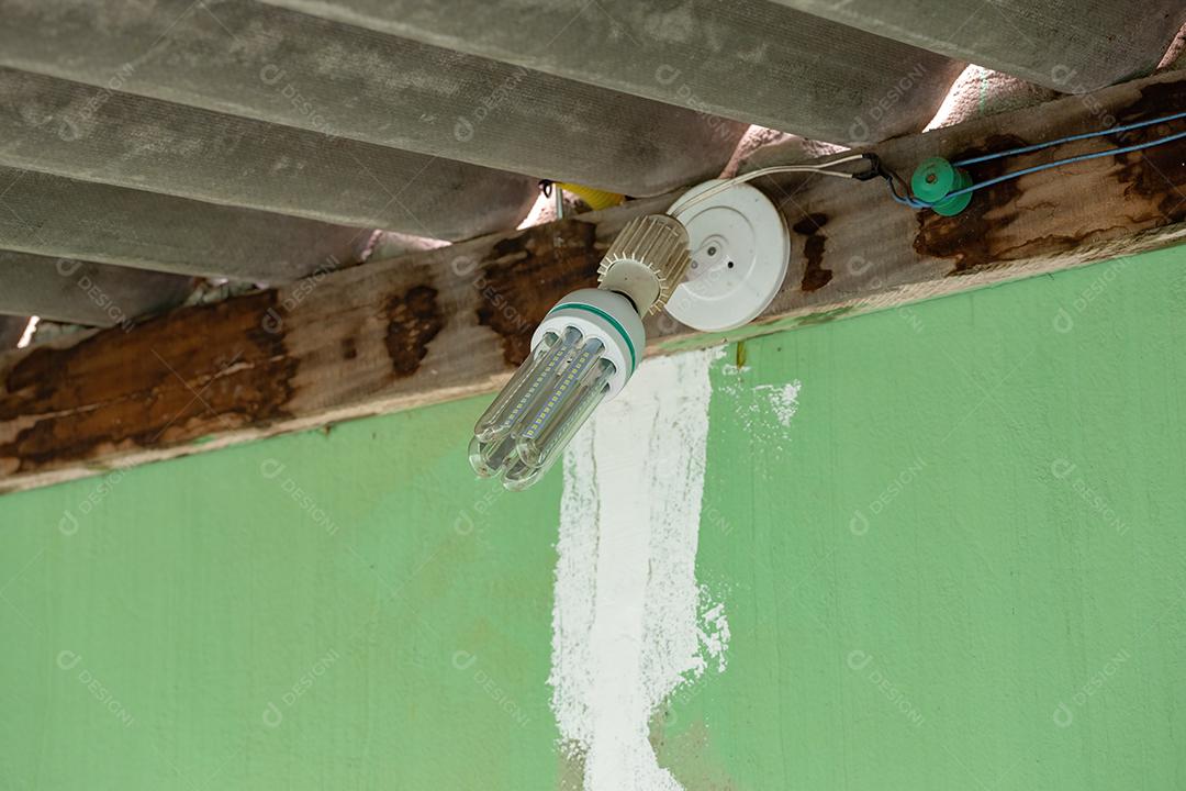 Lâmpada de luz elétrica LED instalada em casa