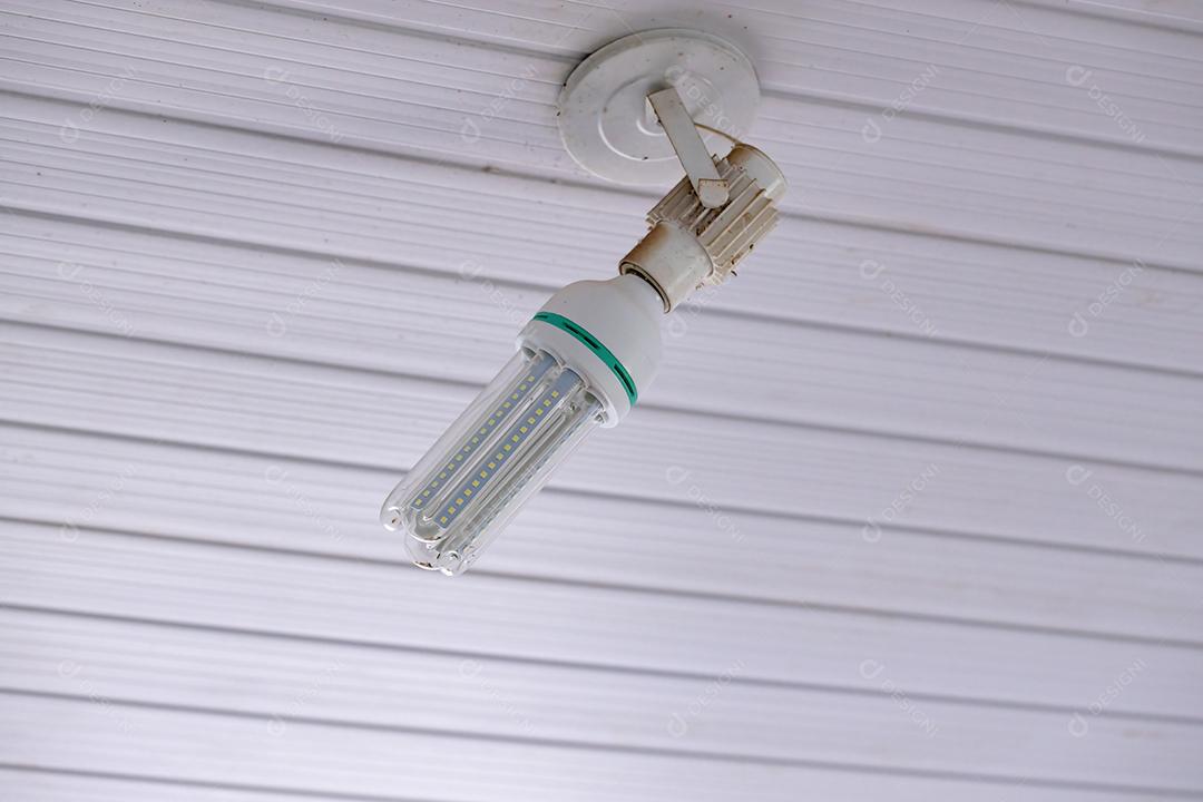 Lâmpada de luz elétrica LED instalada em casa