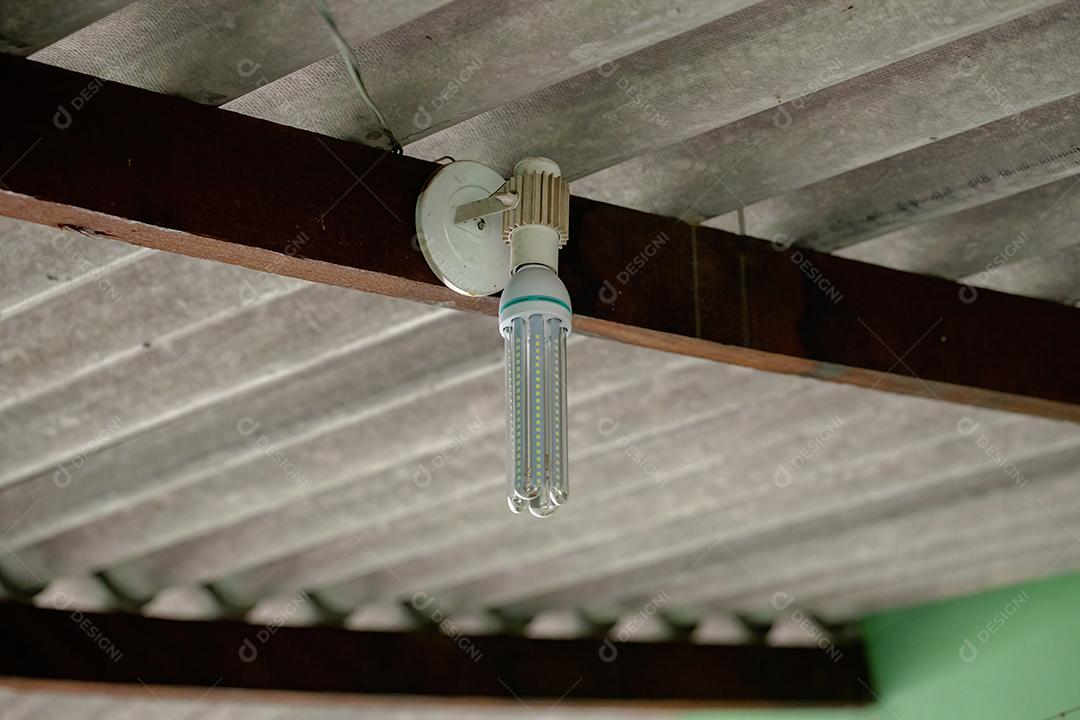 Lâmpada de luz elétrica LED instalada em casa