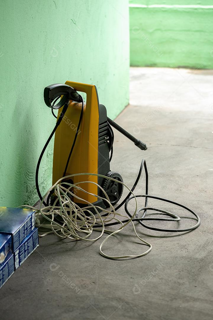 Equipamento elétrico amarelo da lavadora de alta pressão com água