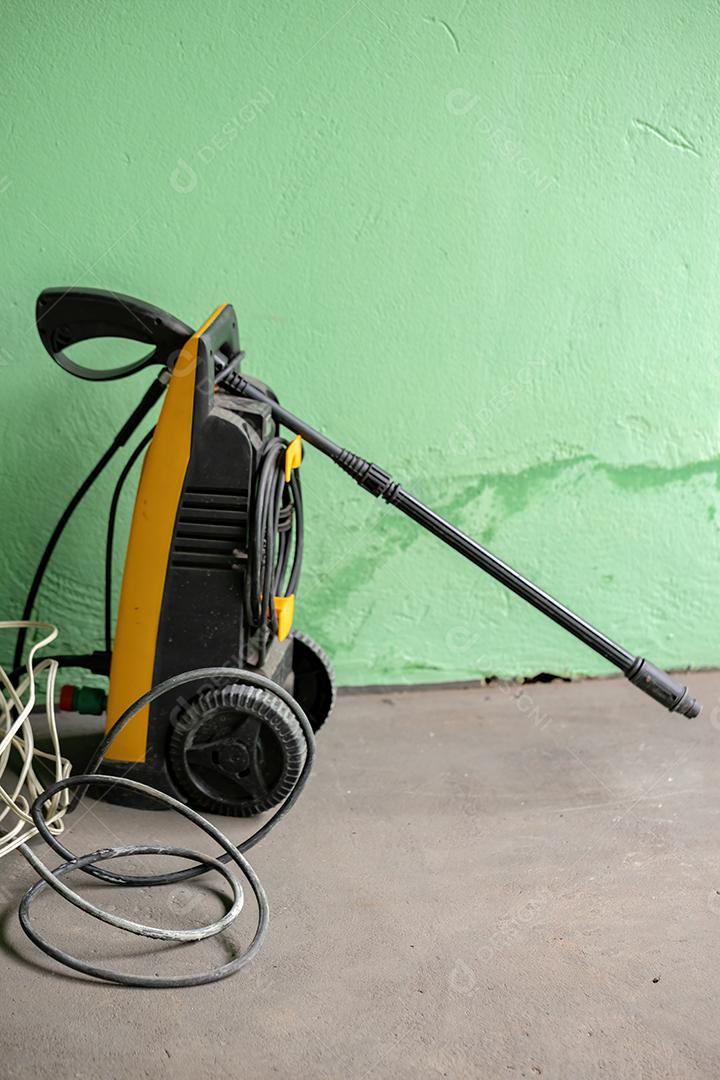 Equipamento elétrico amarelo da lavadora de alta pressão com água
