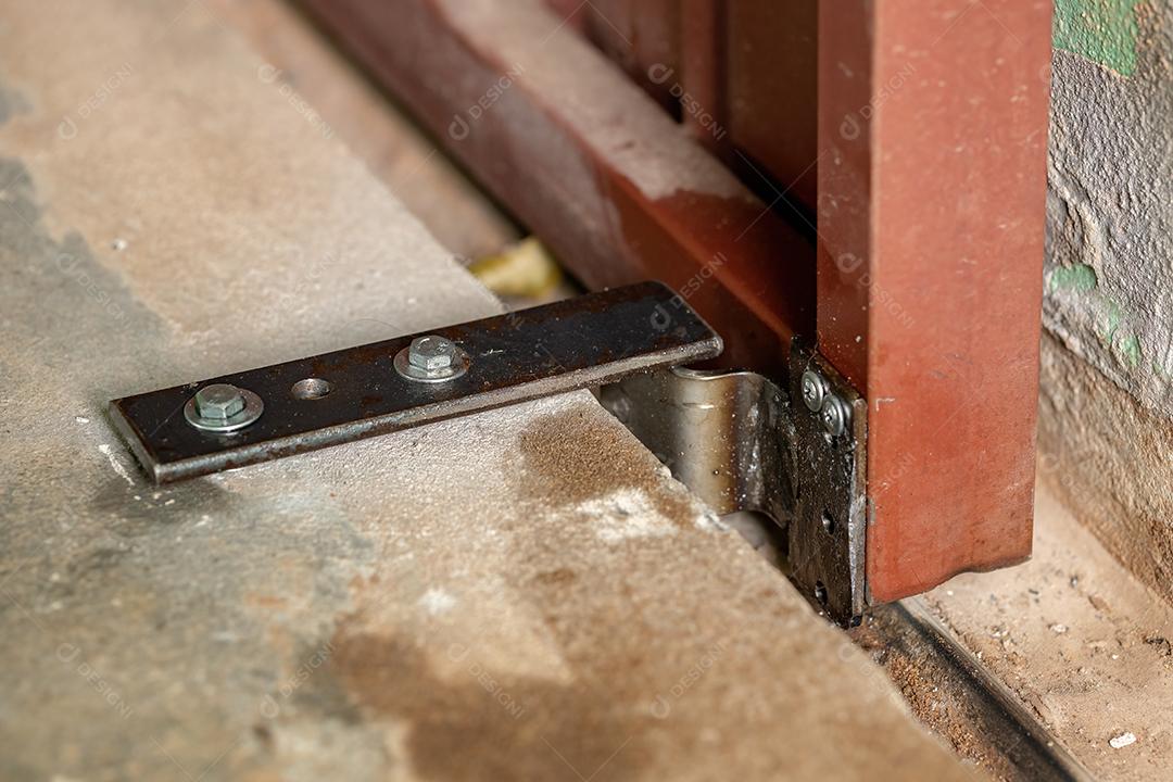 Adaptação de segurança para portões de correr evitando que o portão seja removido do trilho