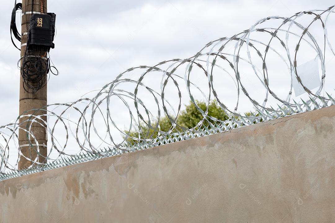 Concertina para proteção residencial instalada em parede