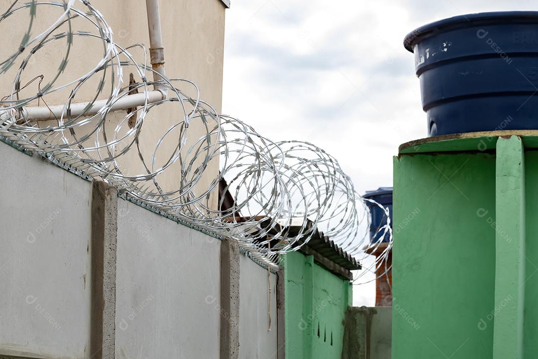 Concertina para proteção residencial instalada em parede