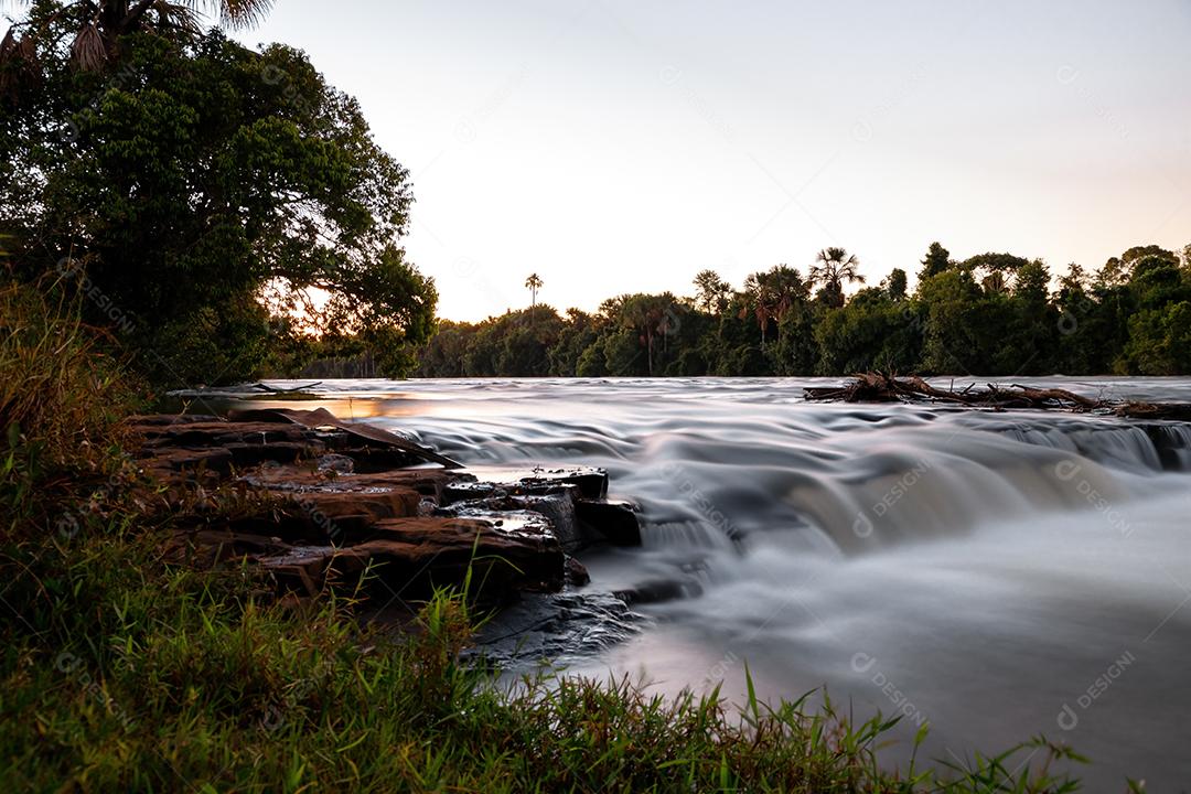 Águas do rio no salto do rio apore