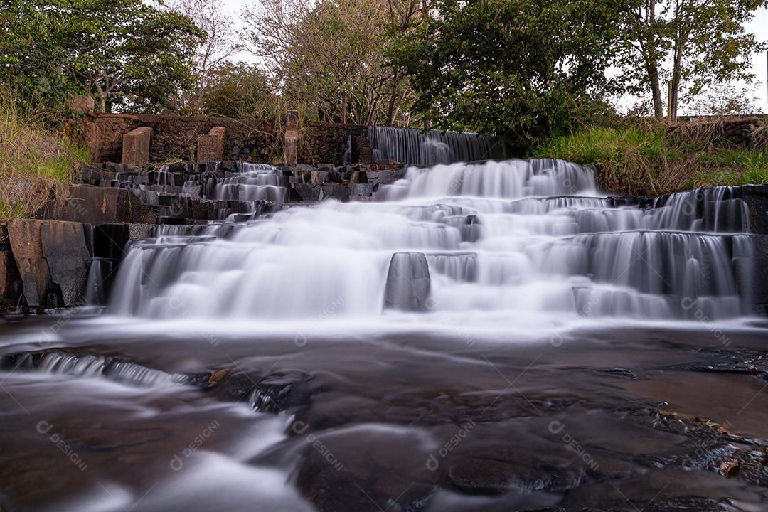 Águas do rio no salto do rio apore
