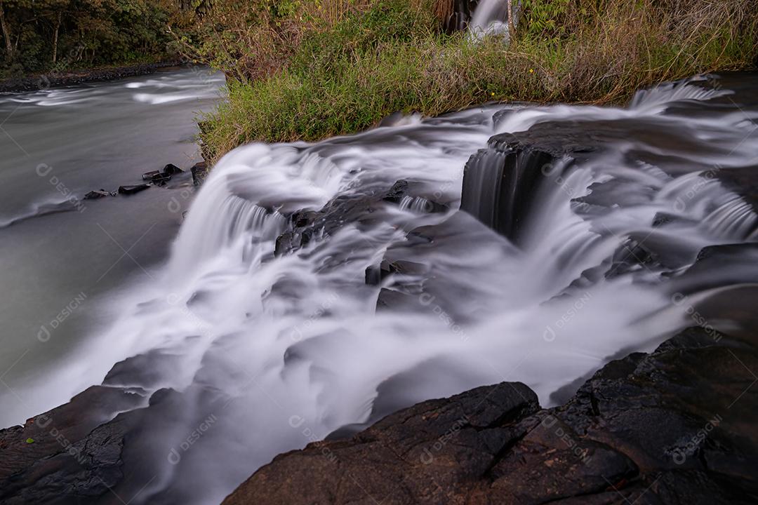 Águas do rio no salto do rio apore