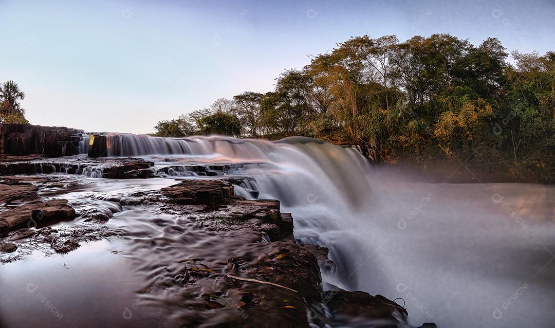 Águas do rio no salto do rio apore