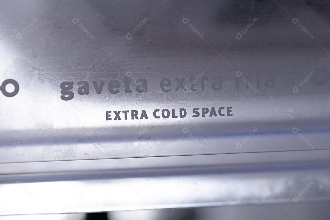 Closeup do texto de espaço extra frio de uma geladeira