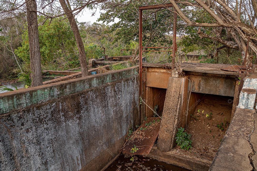 Comportas dos canais de água que desviam parte da água do rio para a pequena