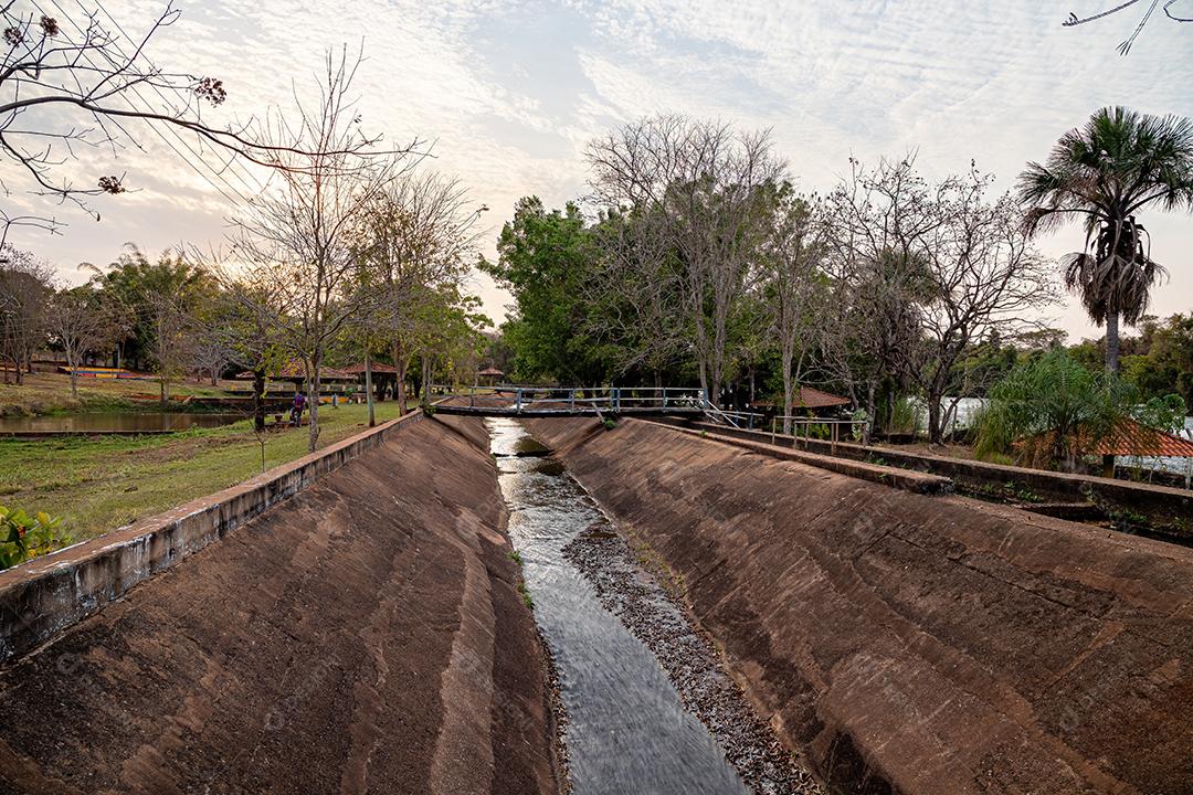 Canais de água que desviam parte da água do rio para a pequena hidrelétrica abandonada