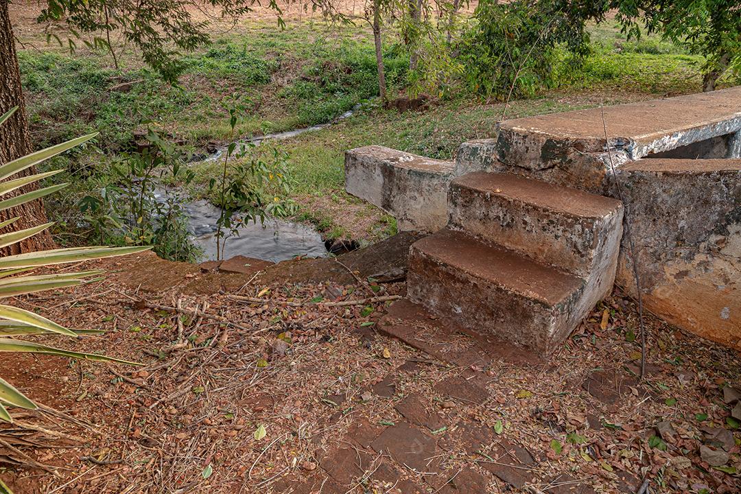 Escadas externas da pequena central hidrelétrica abandonada na queda do rio aporé na cidade
