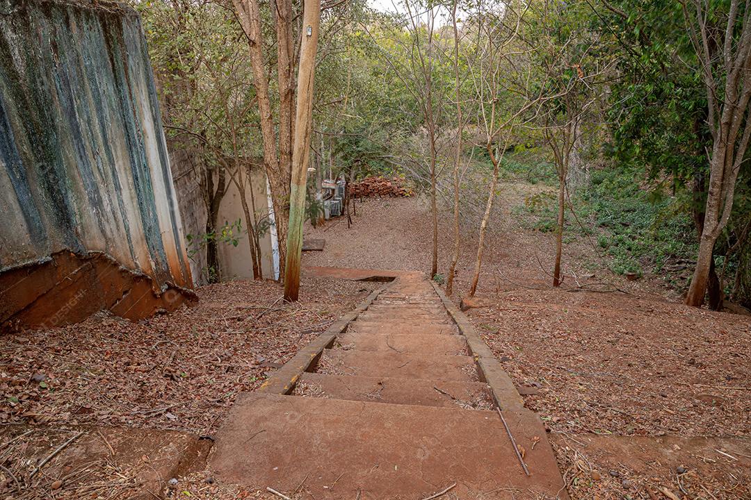 Escadas externas da pequena central hidrelétrica abandonada na queda do rio aporé na cidade