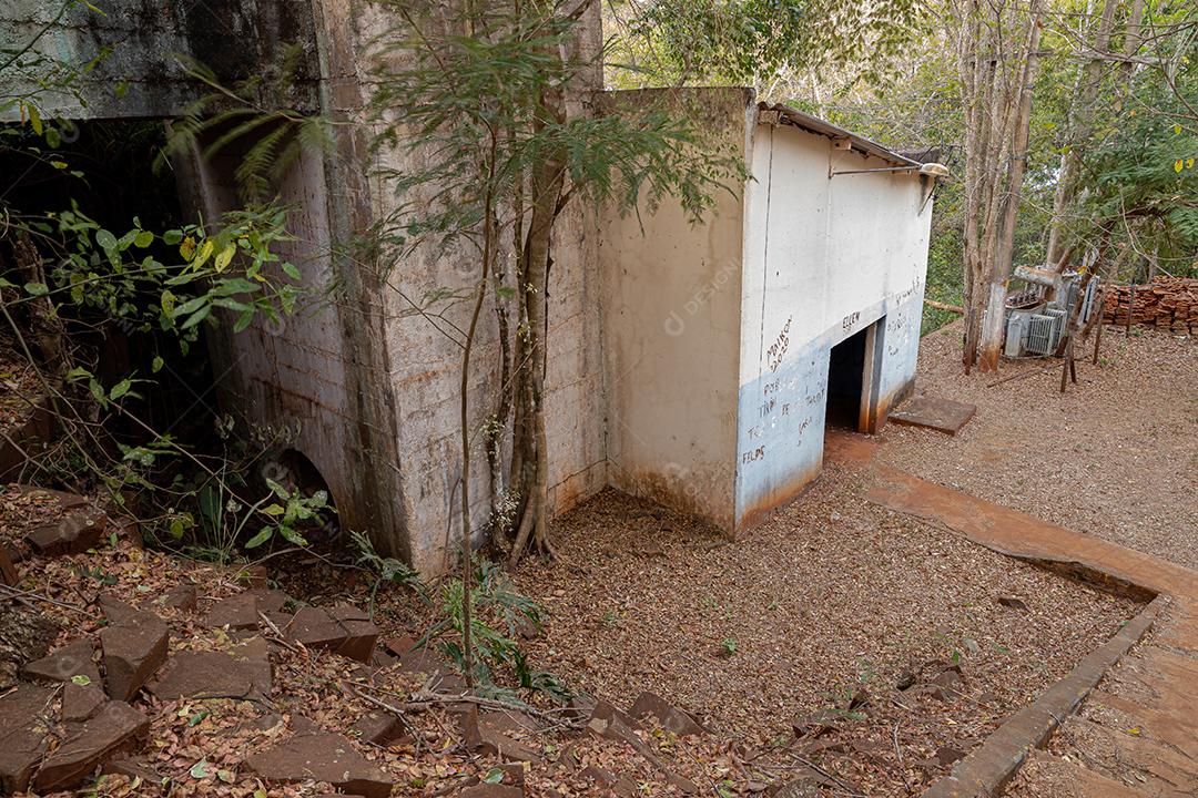 Escadas externas da pequena central hidrelétrica abandonada na queda do rio aporé na cidade