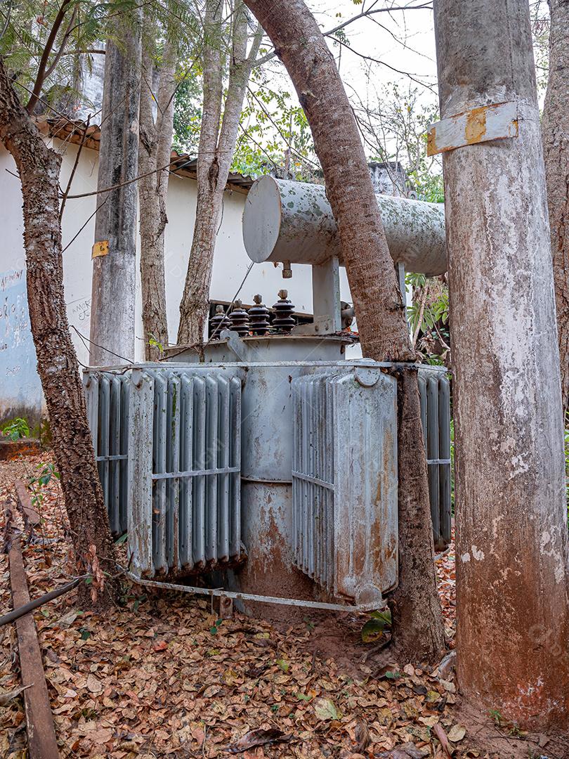 Transformador para uma pequena central hidrelétrica abandonada na queda do rio aporé