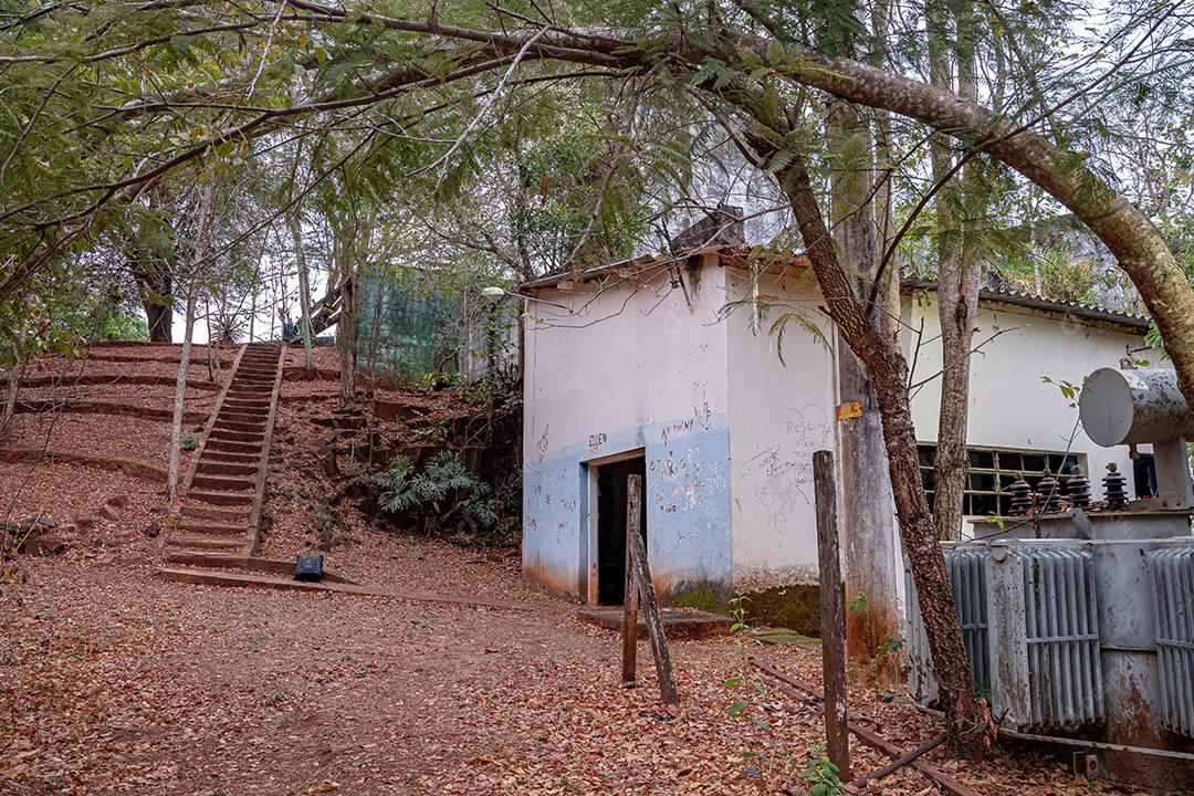 Sala de máquinas da pequena hidrelétrica abandonada na queda do rio aporé na cidade