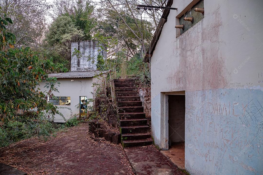 Sala de máquinas da pequena hidrelétrica abandonada na queda do rio aporé na cidade