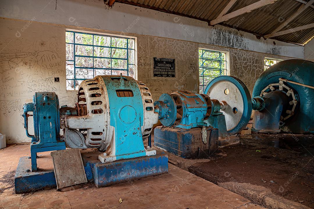 Sala de máquinas da pequena hidrelétrica abandonada na queda do rio apore