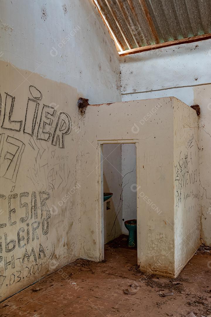 Banheiro pequeno na sala de máquinas da antiga e abandonada usina hidrelétrica queda do rio apore