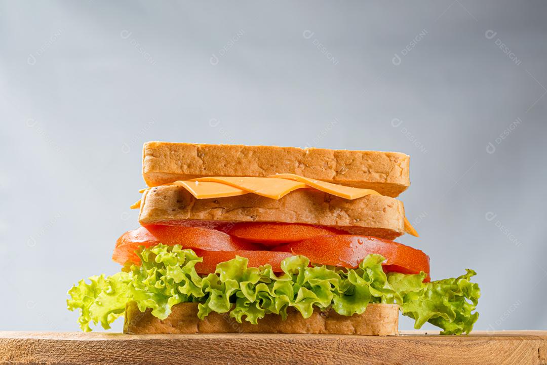 Comida bauru lanche sobre mesa de madeira