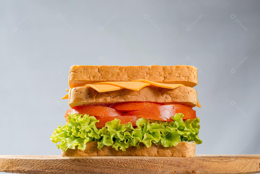 Comida bauru lanche sobre mesa de madeira