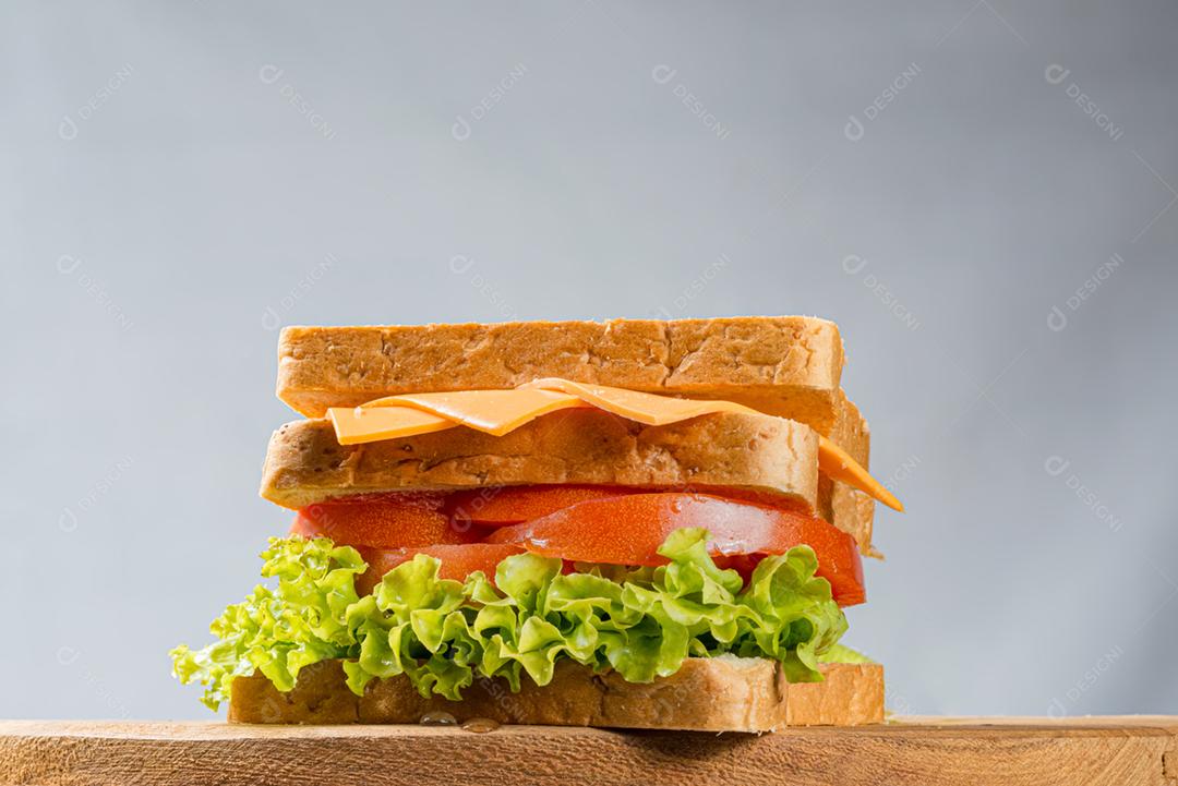 Comida bauru lanche sobre mesa de madeira