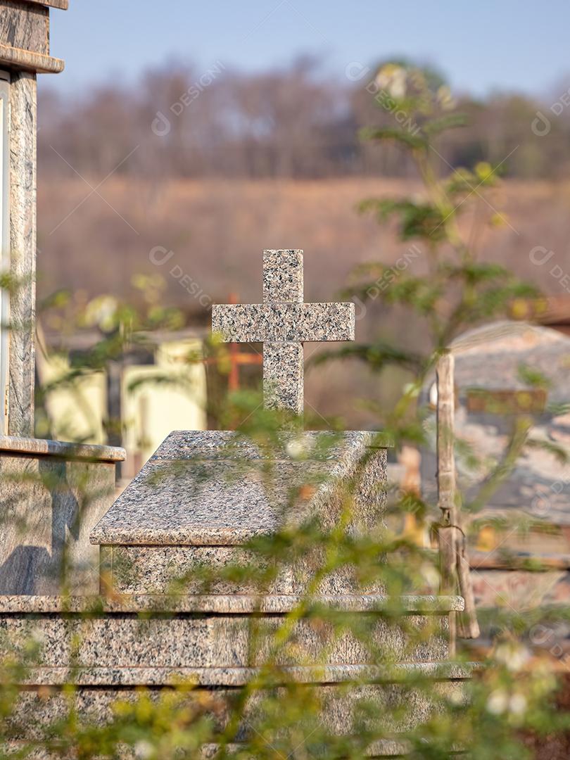 Closeup da cruz de mármore da sepultura no cemitério
