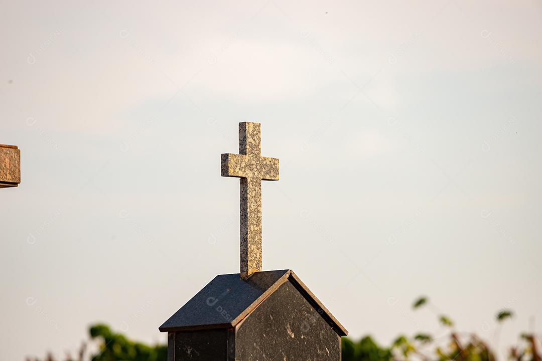 Closeup da cruz de mármore da sepultura no cemitério