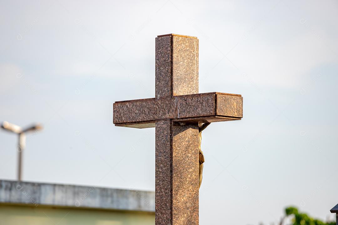 Closeup da cruz de mármore da sepultura no cemitério