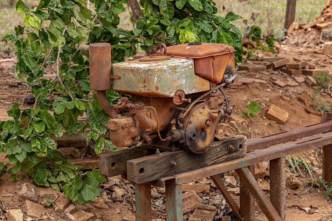 Velho motor diesel b9 enferrujado para bombear água