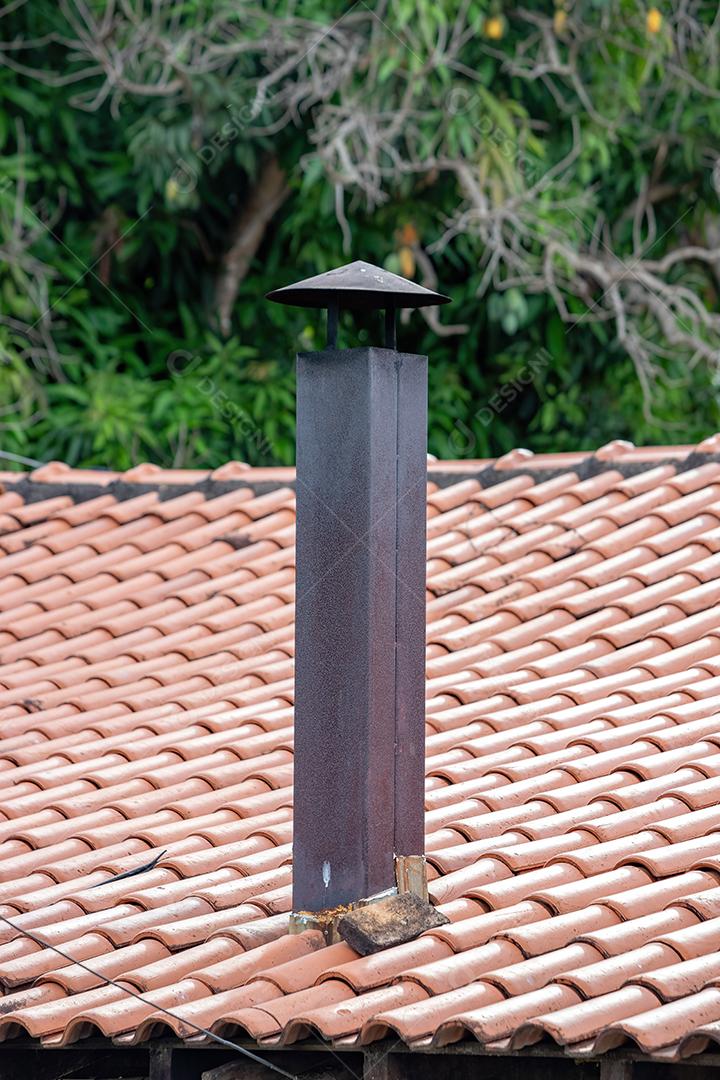 Chaminé de metal preto