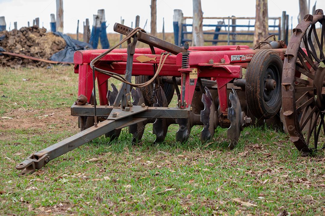 Arado com ancinho disco para anexar ao trator