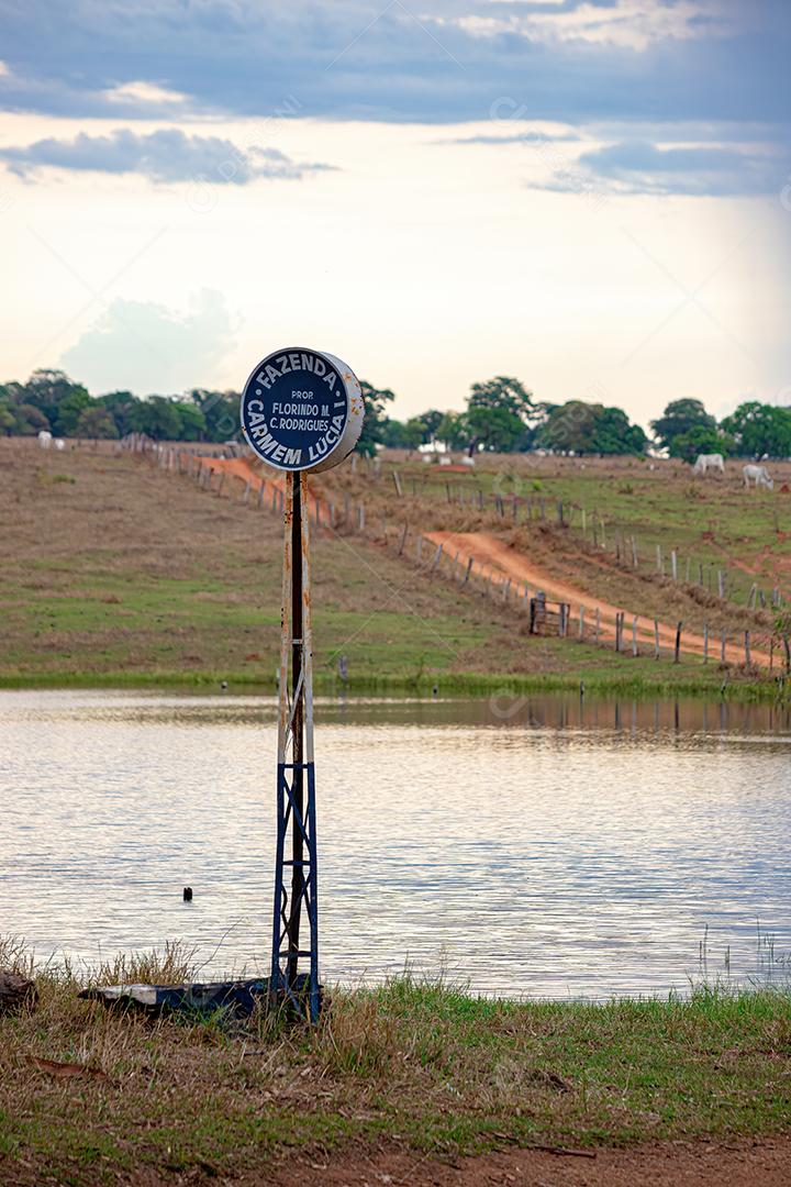 Placa da Fazenda Carmem Lucia no interior