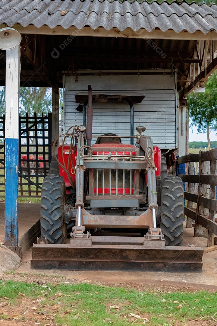 Itaja, Goiás, Brasil - 10 15 2021: Massey Ferguson Modelo 4275