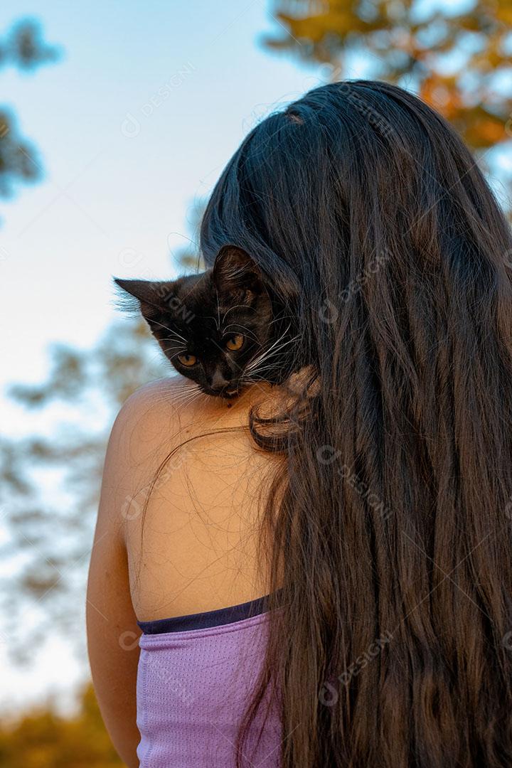 Gatinho Preto Encostado no Ombro de uma Garota Imagem JPG