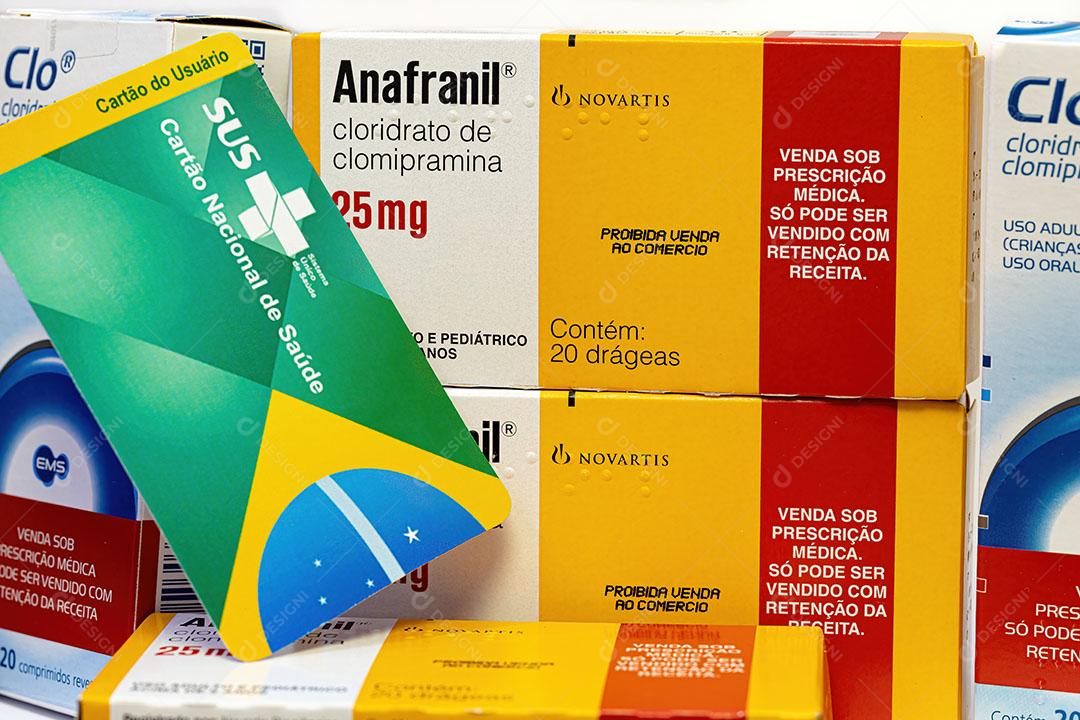 Caixas de Cloridrato de Clomipramina  com Cartão de Usuário do Programa de Saúde SUS Imagem JPG