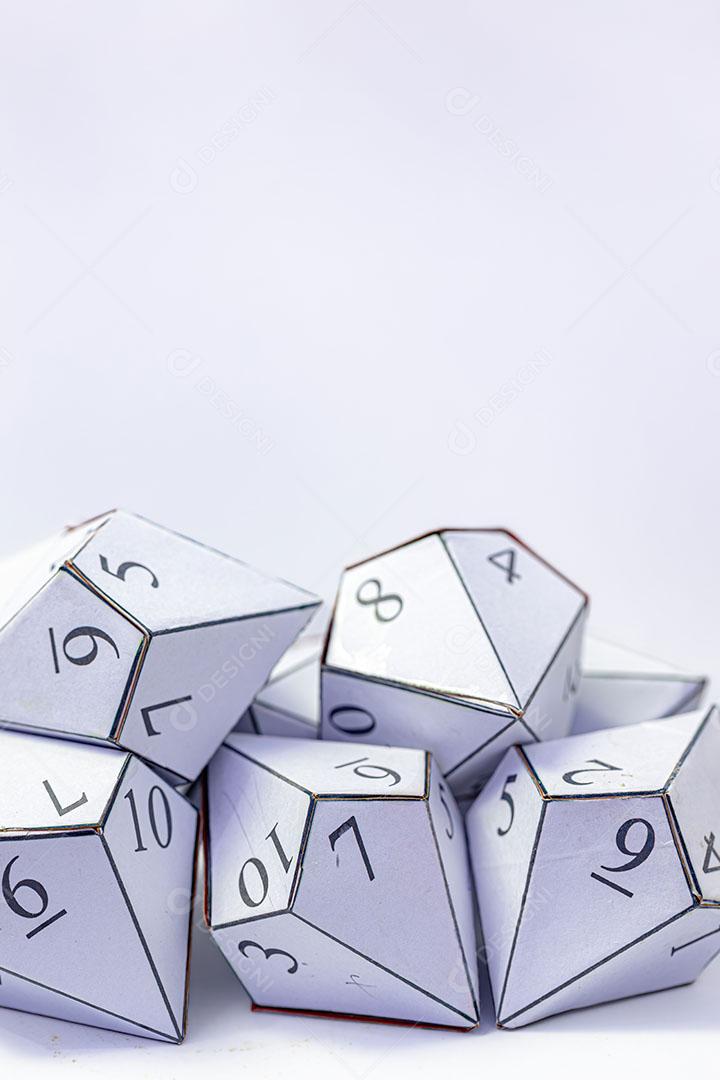 Dados Trapezoedro Pentagonais Feitos à Mão em Papel Branco com Números Imagem JPG
