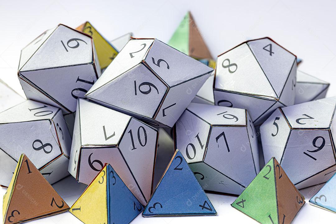 Dados Tetraédricos e Trapezoedros Pentagonal Dados e Moedas de Papelão Objetos Matemáticos Feitos à Mão Imagem JPG